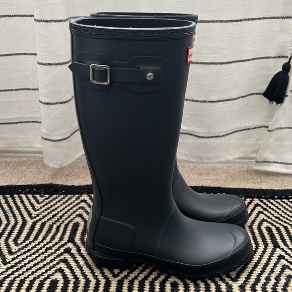 Navy blue Hunter rain boots - Picture 2 of 6